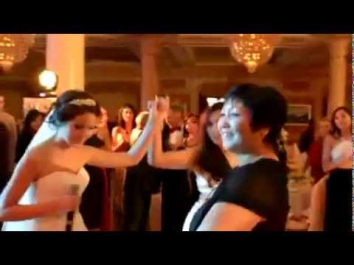 Красивое исполнение невесты на казахской свадьбе!